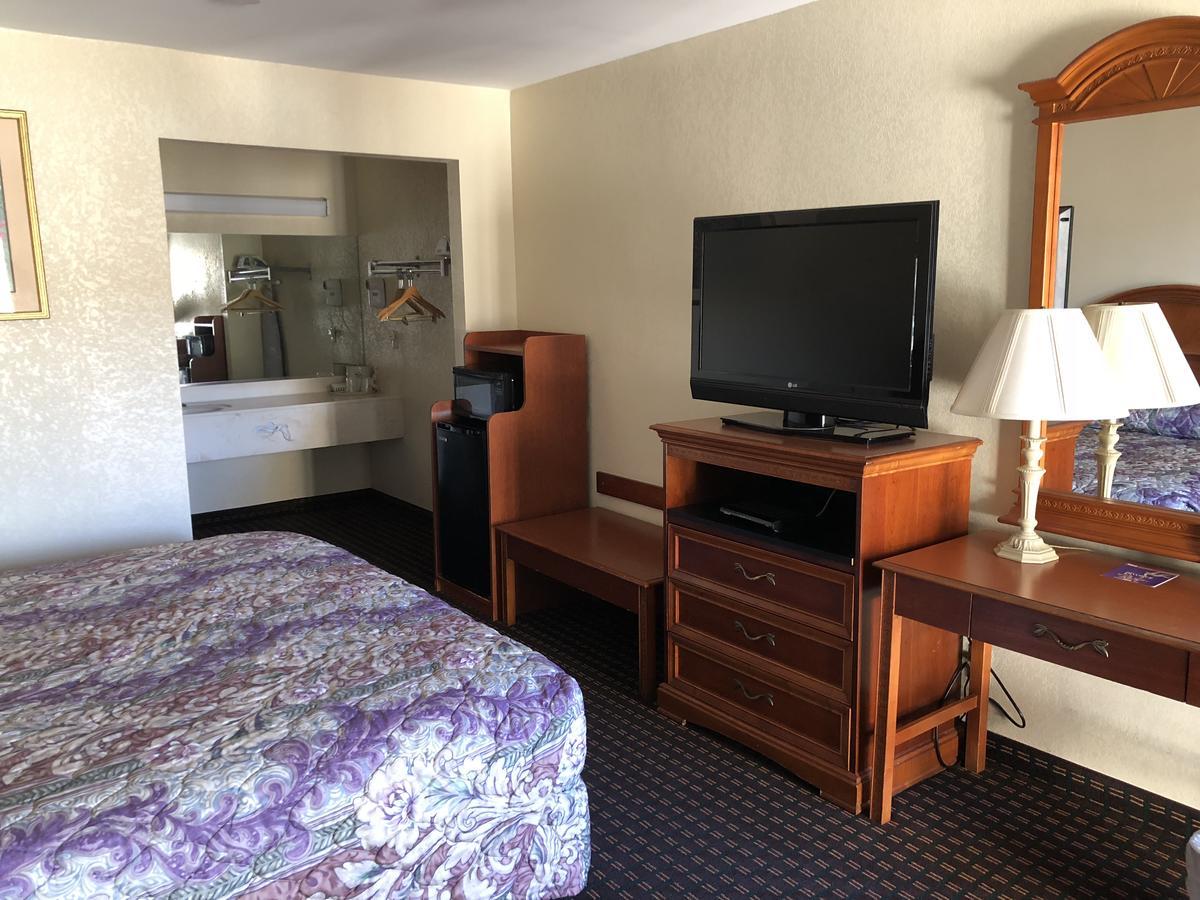 Airport Inn Motel Richmond Сандстон Экстерьер фото
