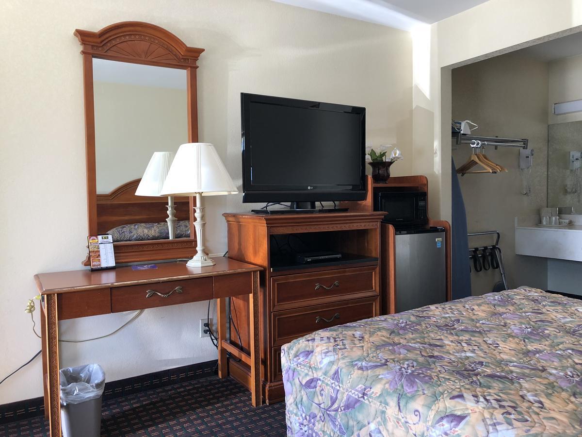 Airport Inn Motel Richmond Сандстон Экстерьер фото