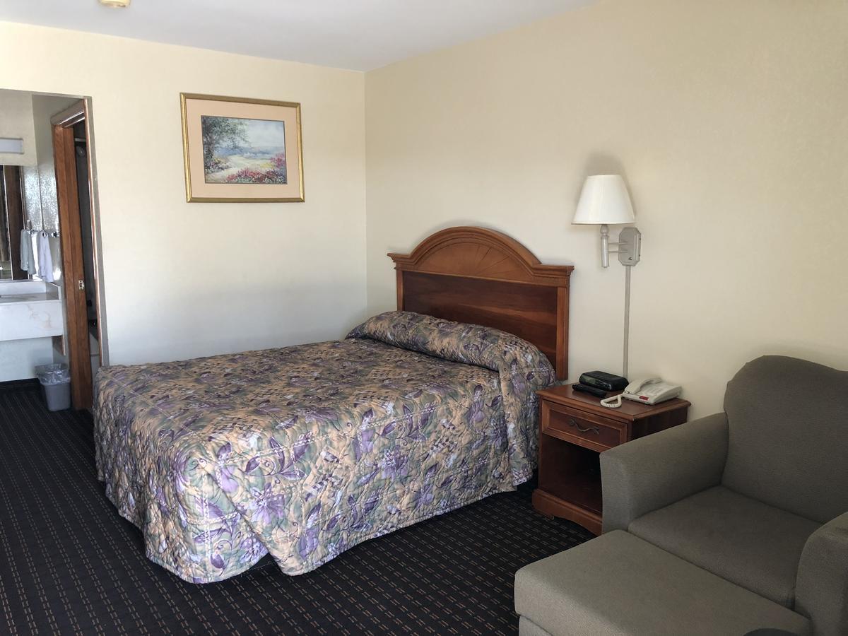 Airport Inn Motel Richmond Сандстон Экстерьер фото