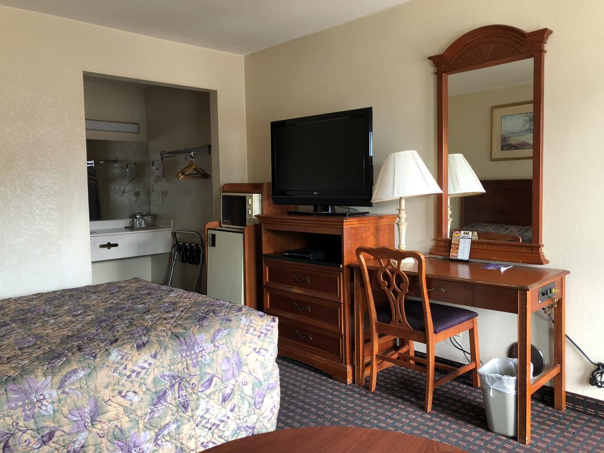 Airport Inn Motel Richmond Сандстон Экстерьер фото